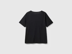 Black short sleeve t-shirt