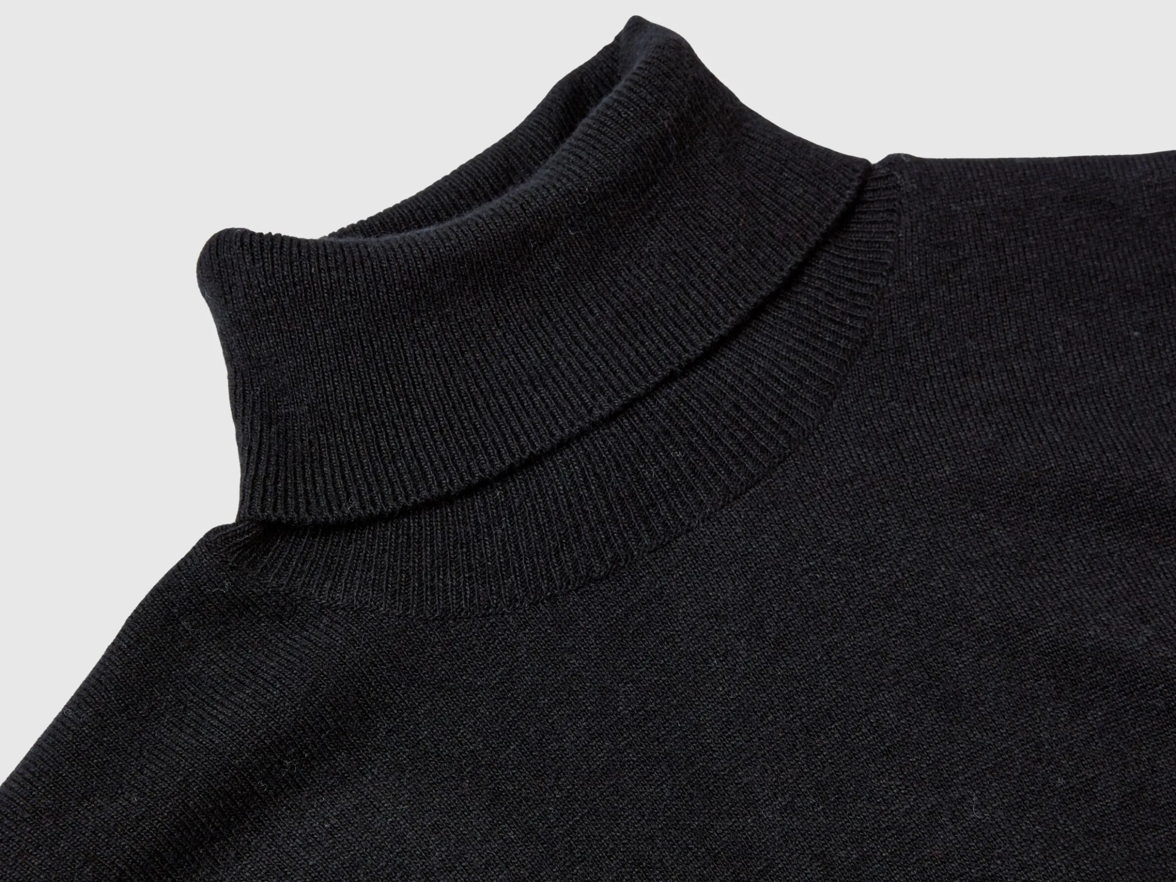 Black short sleeve turtleneck in cashmere blend