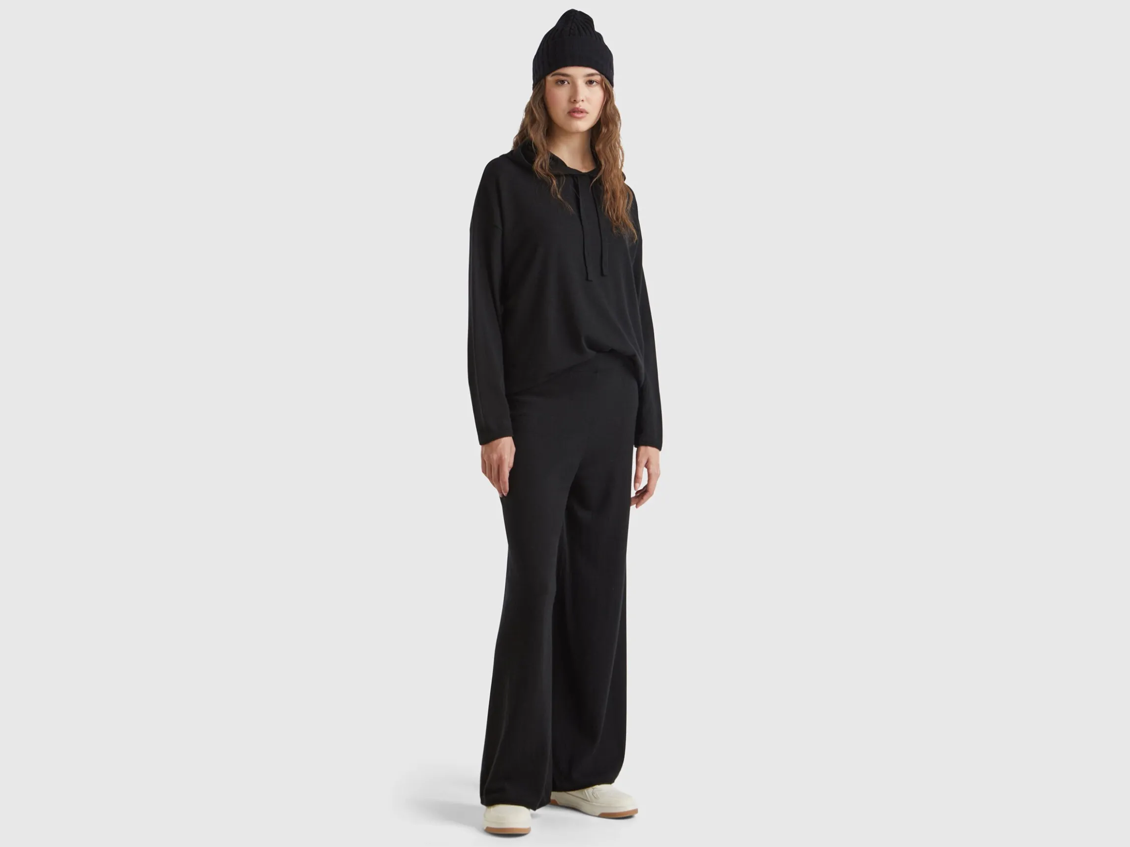 Black sweater in cashmere blend with hood