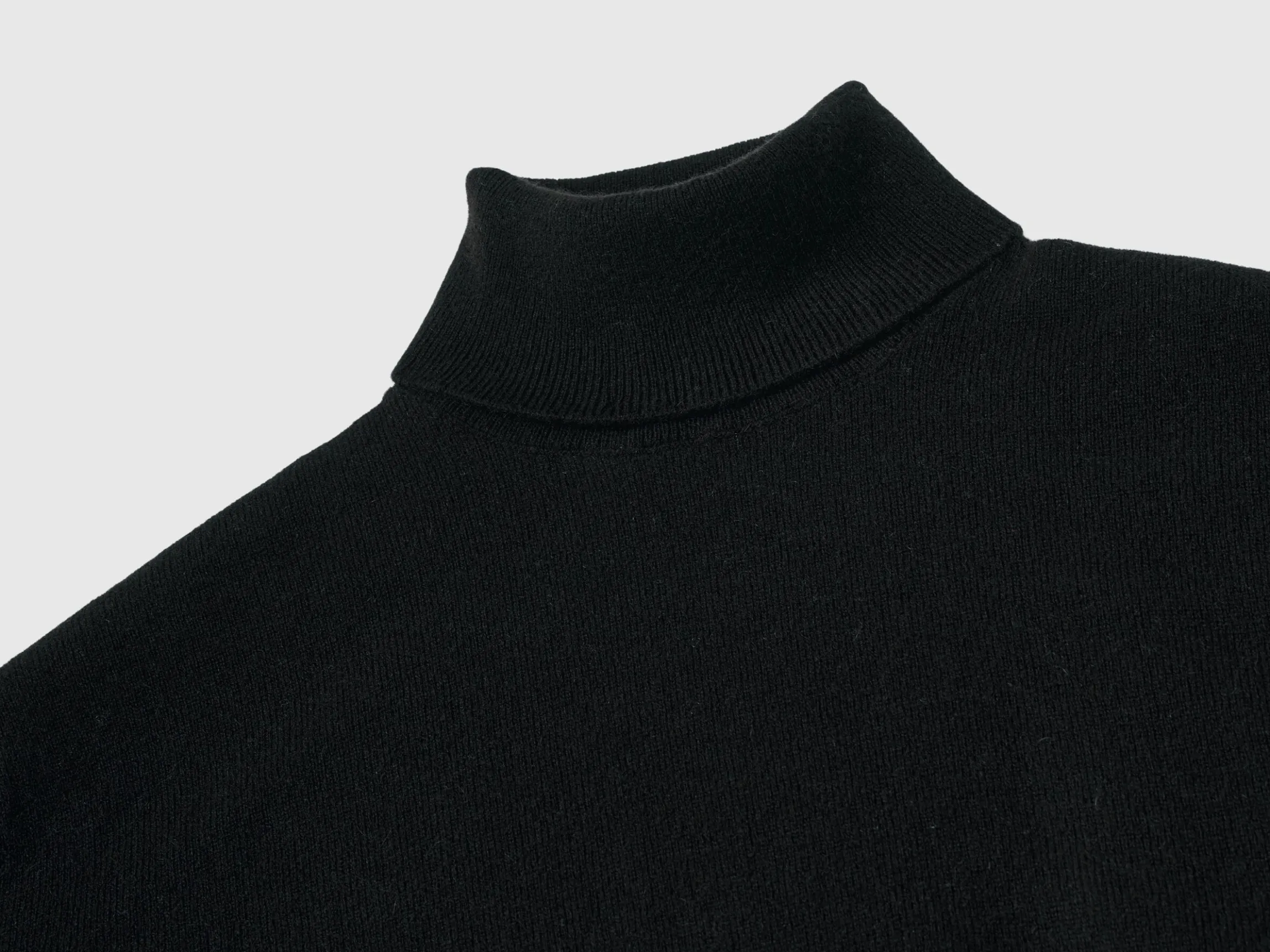 Black turtleneck in pure cashmere