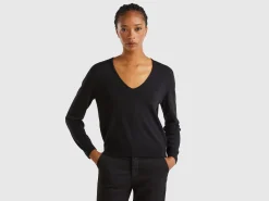 Black V-neck sweater in pure Merino wool