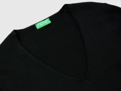 Black V-neck sweater in pure Merino wool