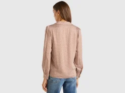 Blouse in satin with geometric pattern