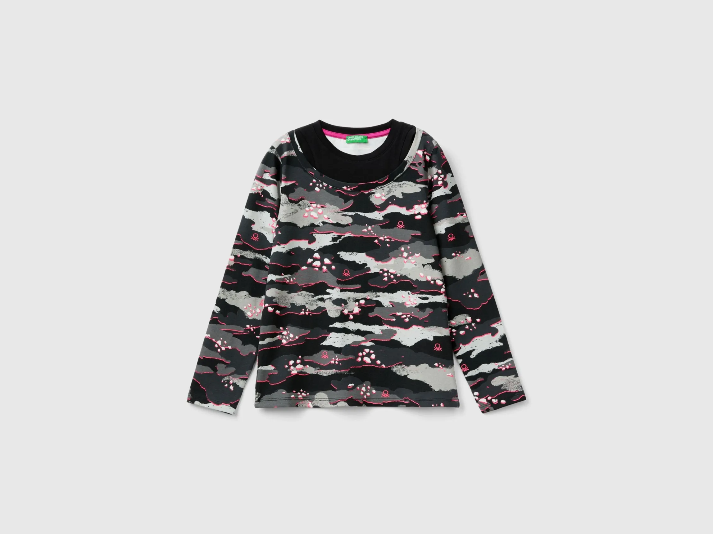 Camouflage t-shirt with neon details