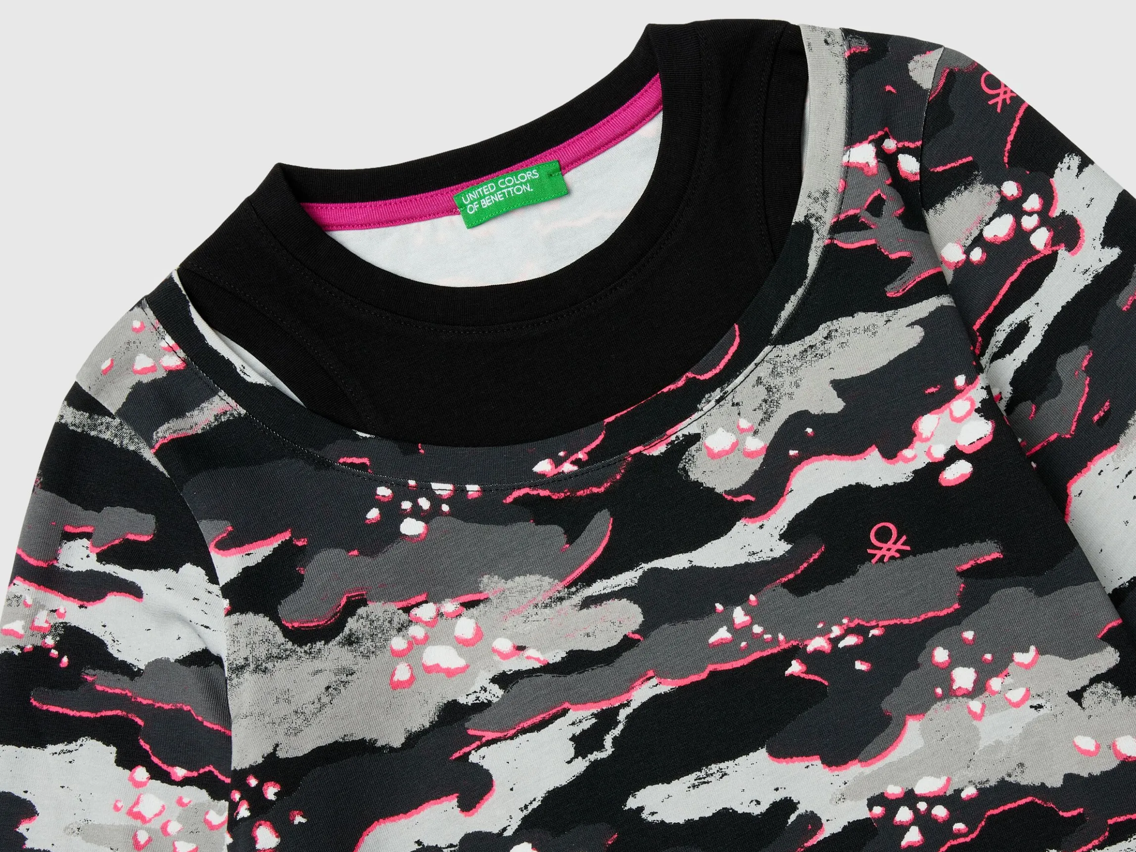 Camouflage t-shirt with neon details