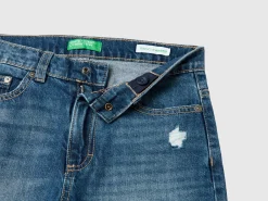 Carrot fit jeans with tears