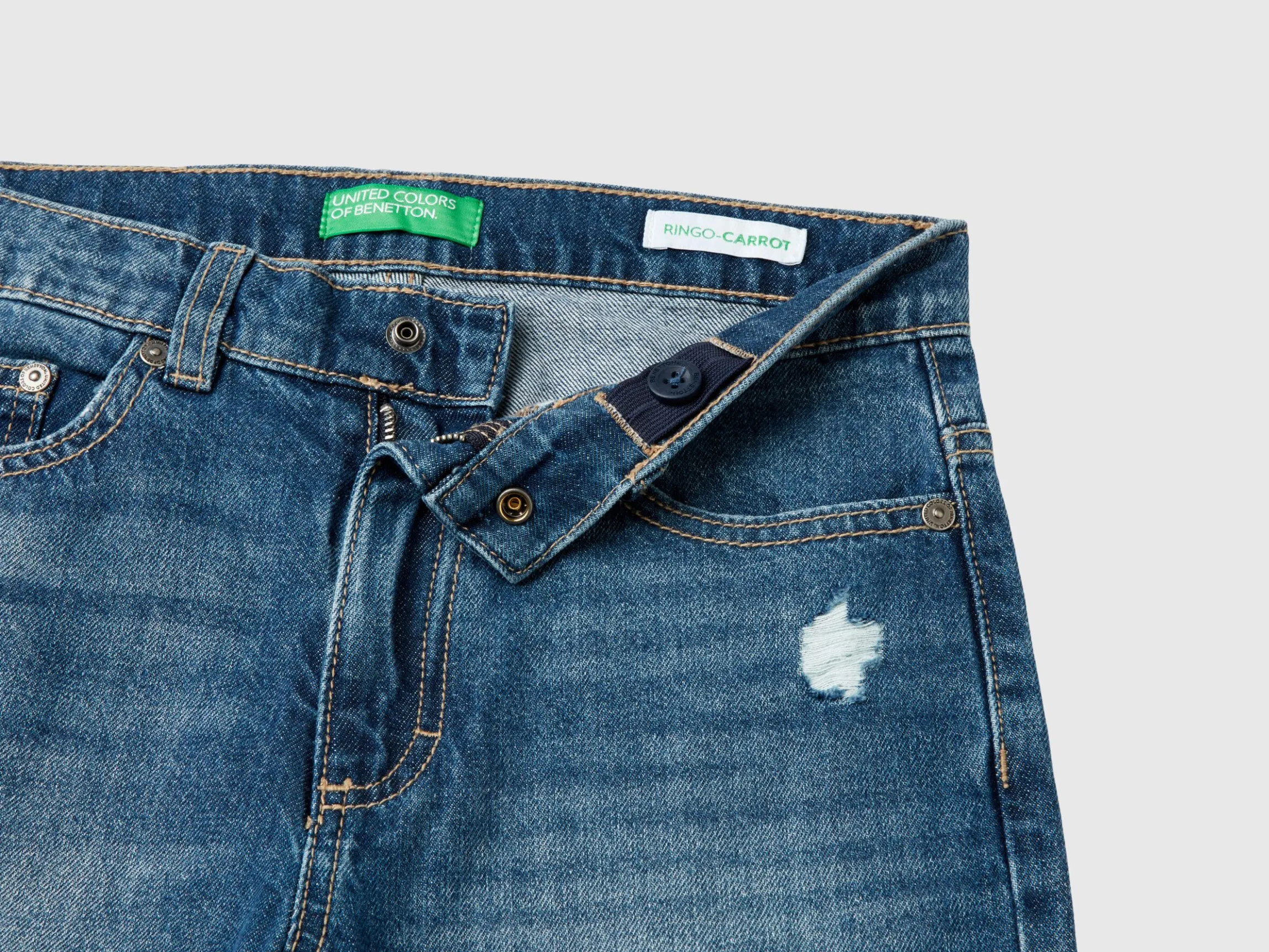 Carrot fit jeans with tears