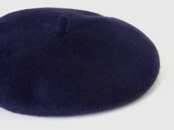 Classic beret in wool blend