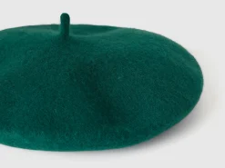 Classic beret in wool blend