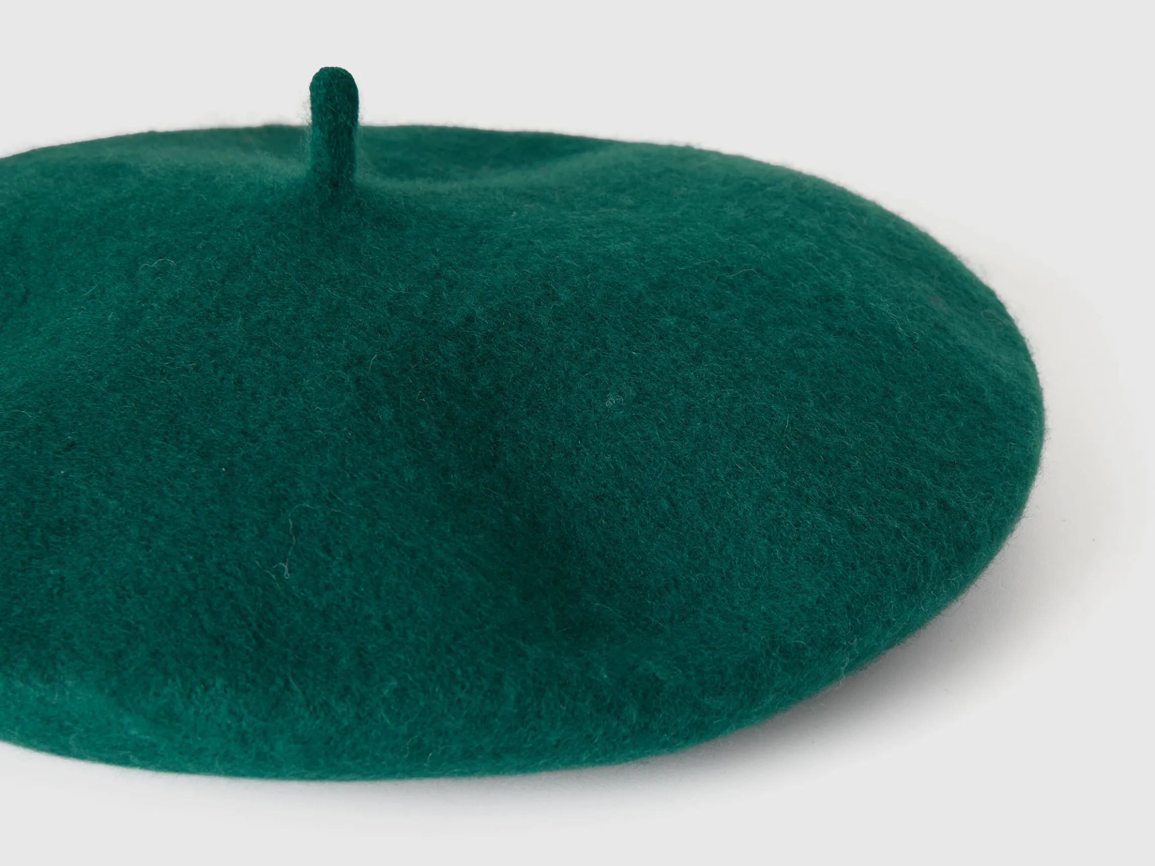 Classic beret in wool blend