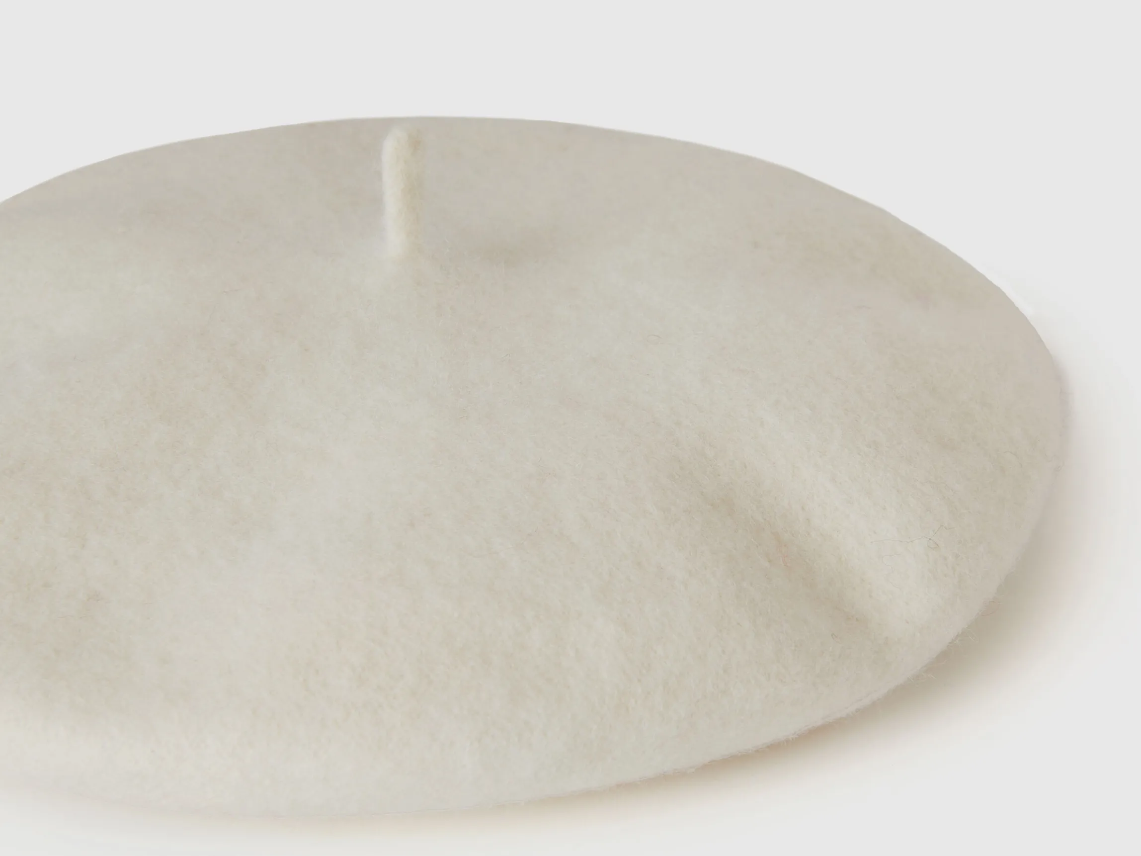 Classic beret in wool blend