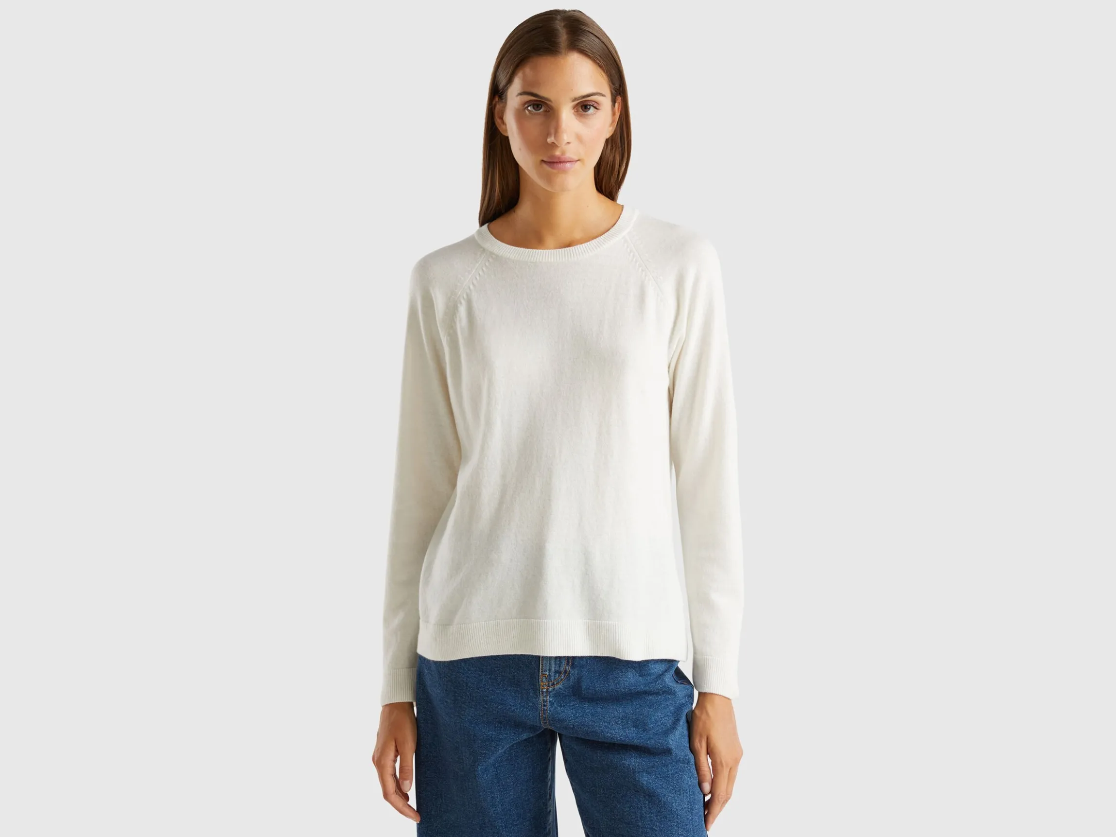 Cream crew neck sweater in cashmere and wool blend