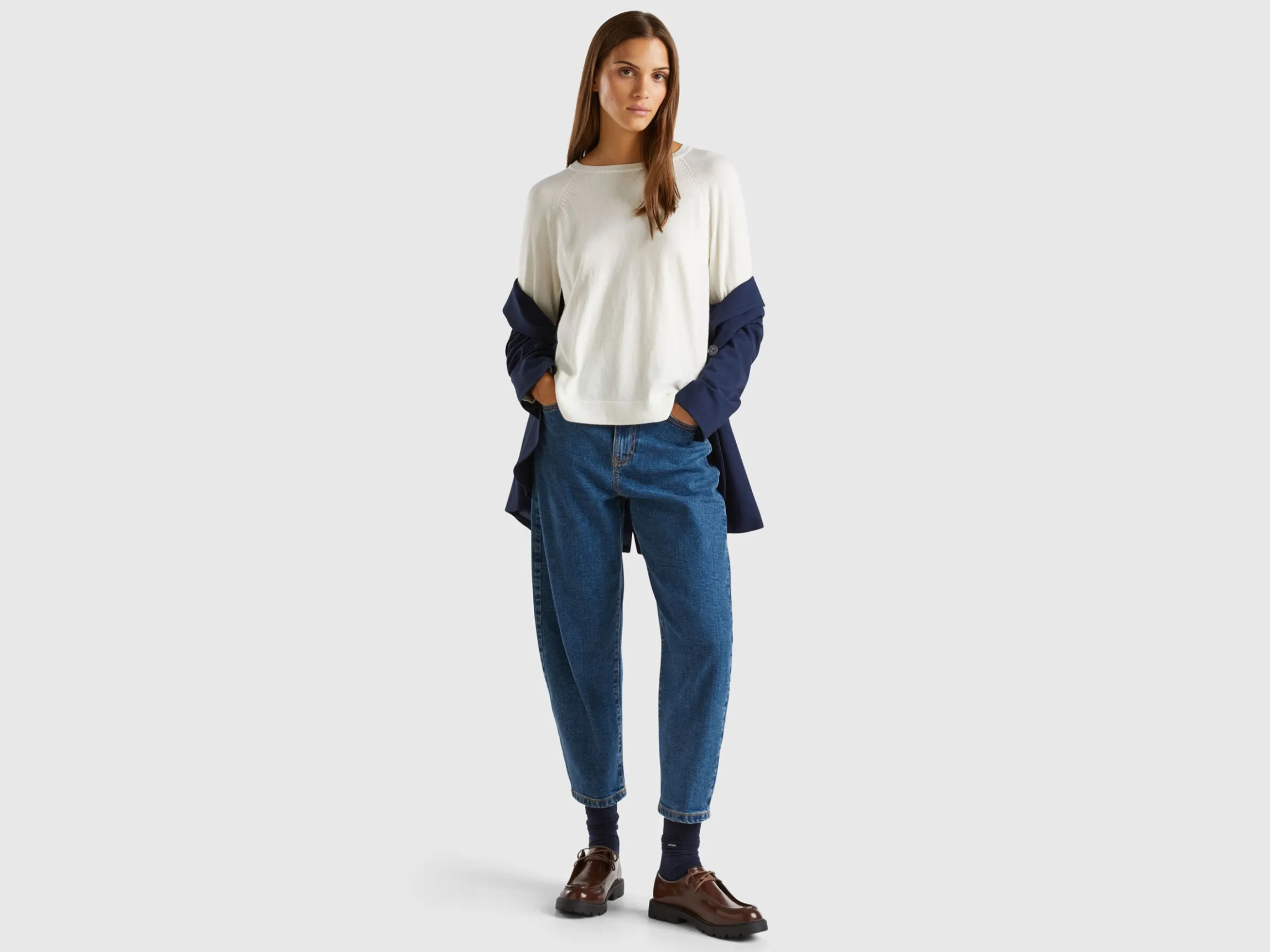 Cream crew neck sweater in cashmere and wool blend