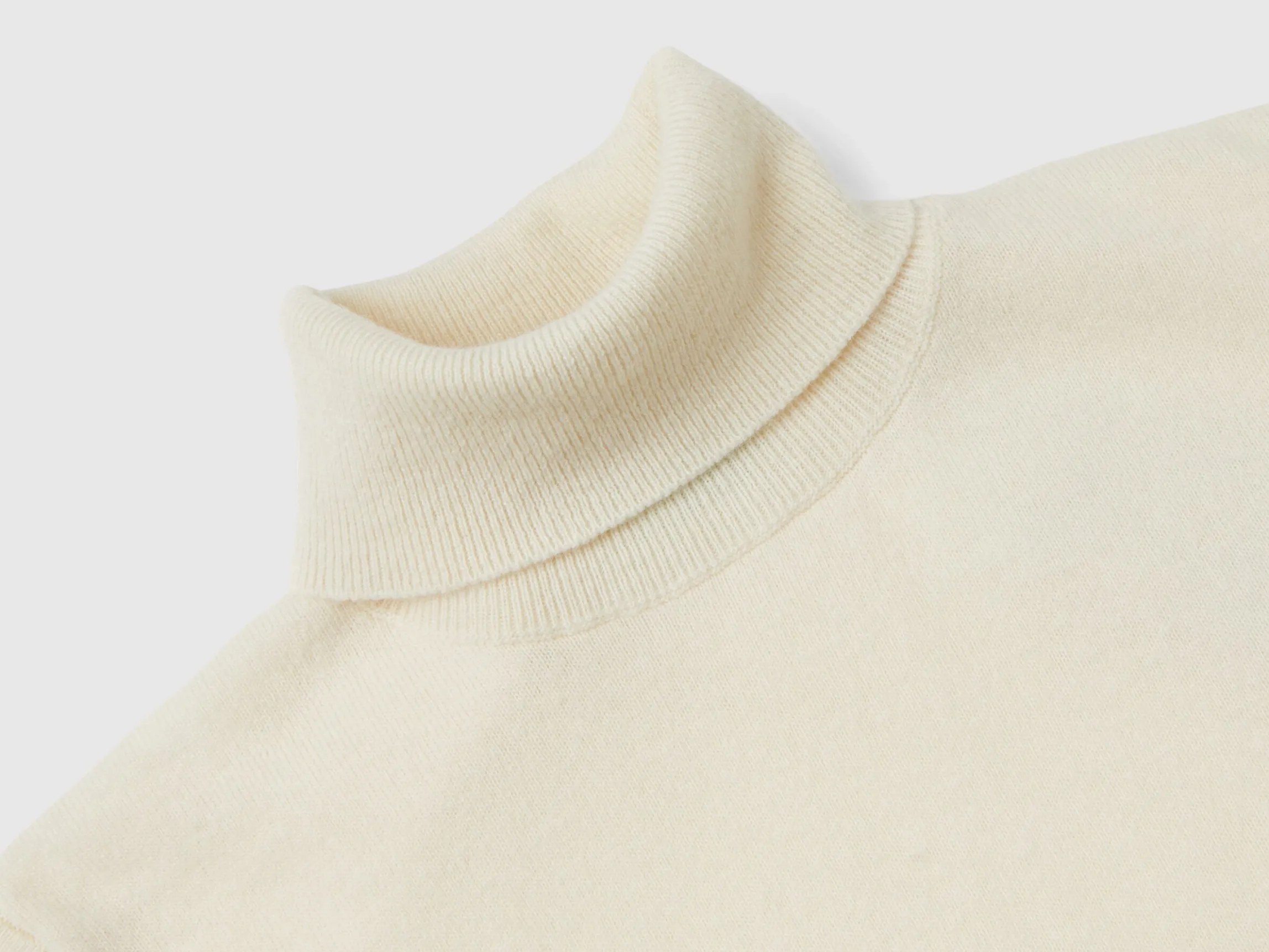 Cream turtleneck sweater in pure Merino wool