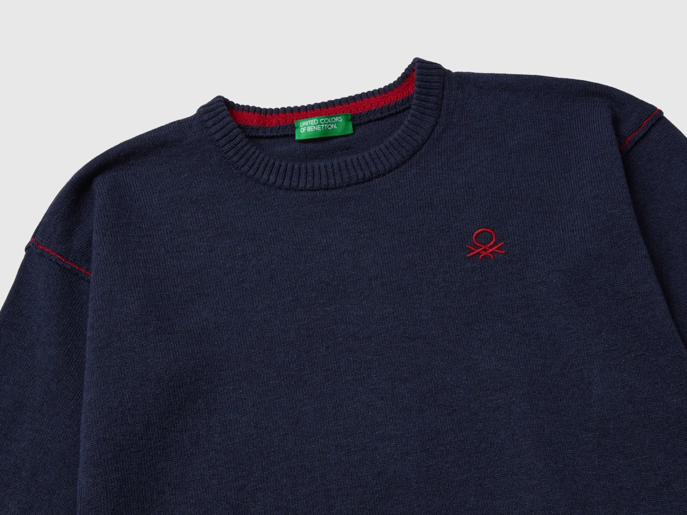 Crew neck sweater with embroidery
