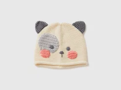 Crochet hat with applique