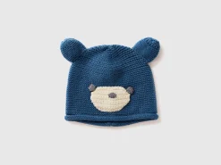 Crochet hat with applique