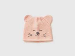 Crochet hat with applique