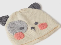 Crochet hat with applique
