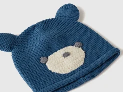 Crochet hat with applique
