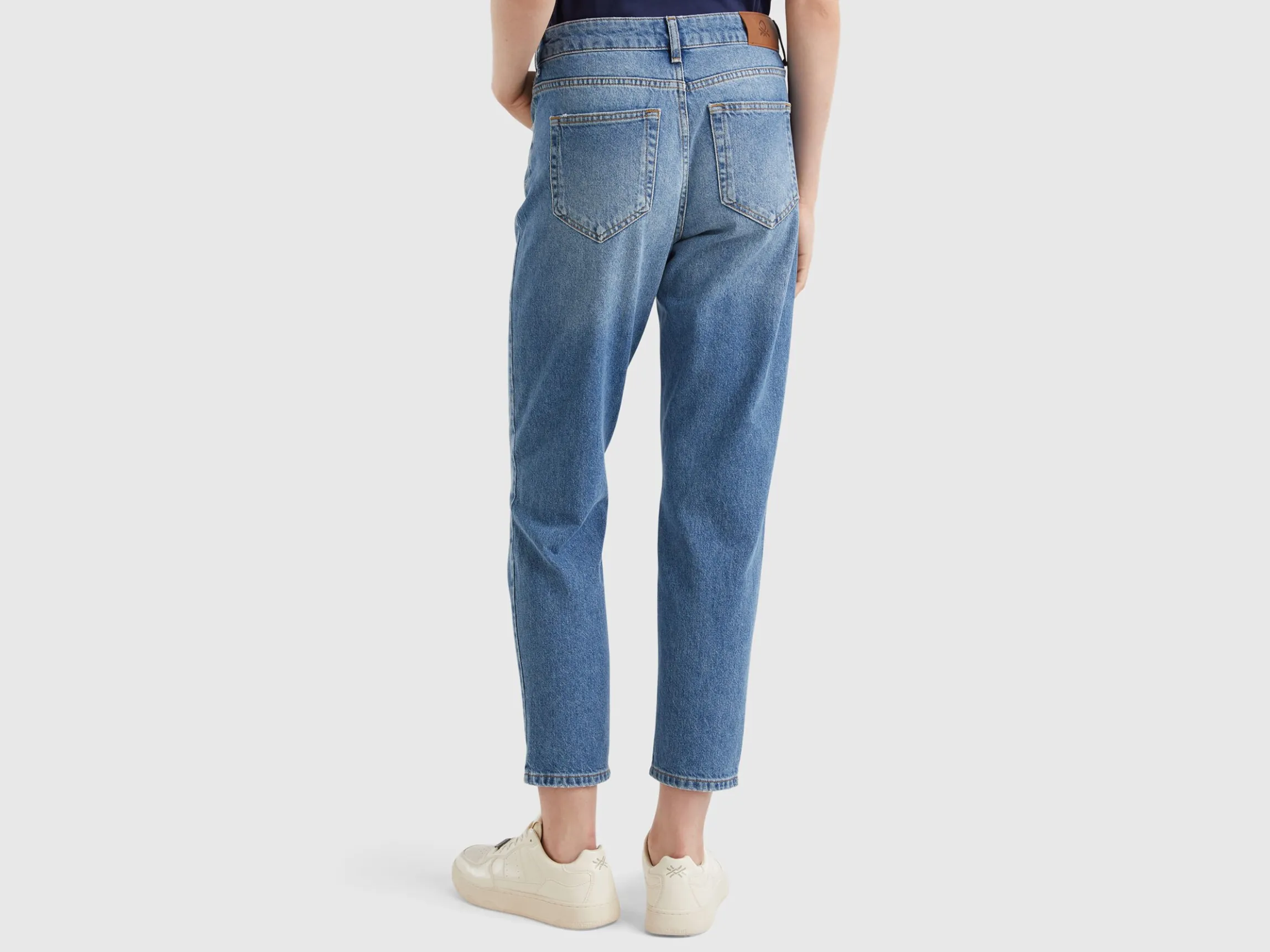 Cropped high-waisted jeans