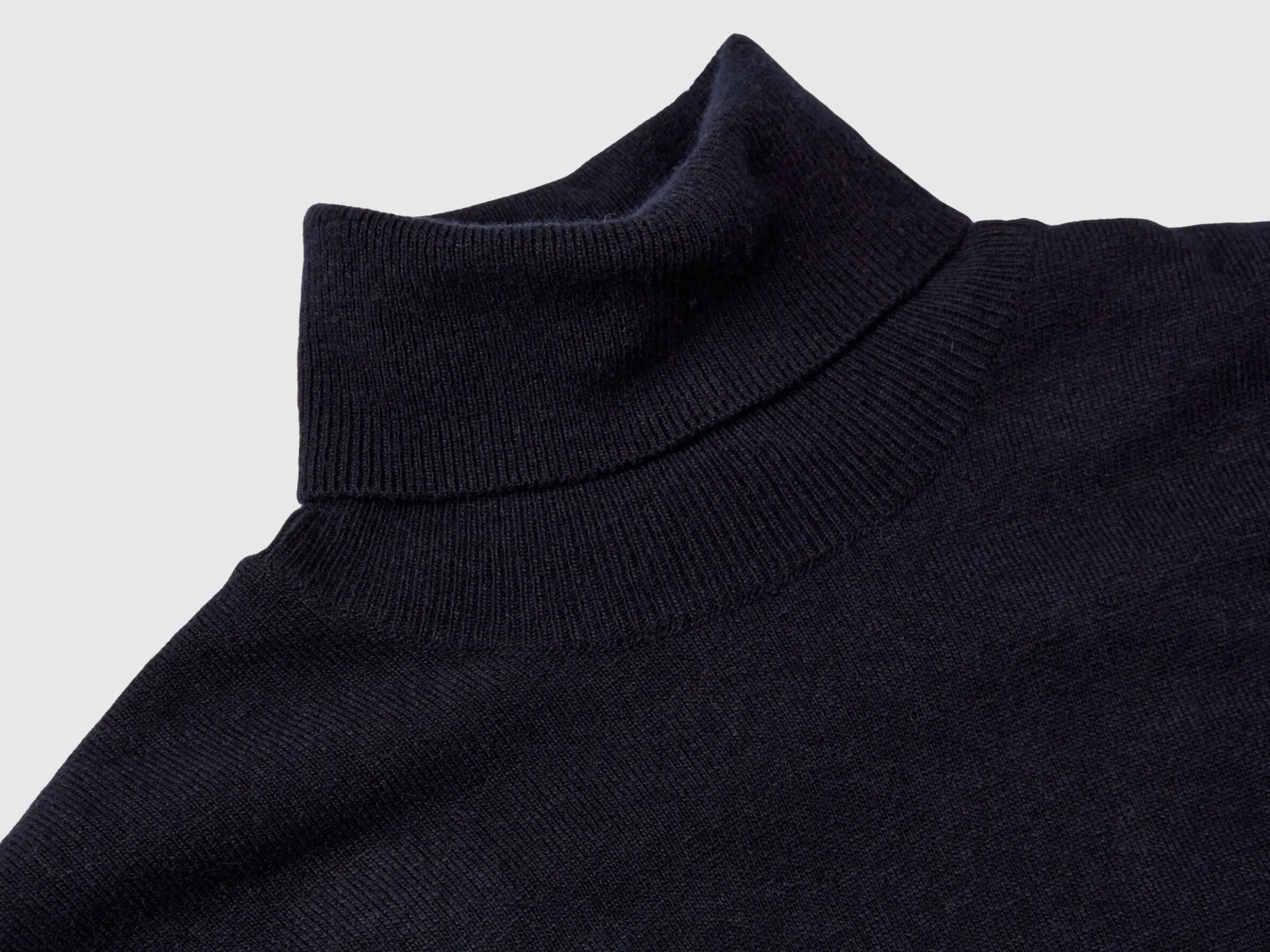 Dark blue short sleeve turtleneck in cashmere blend