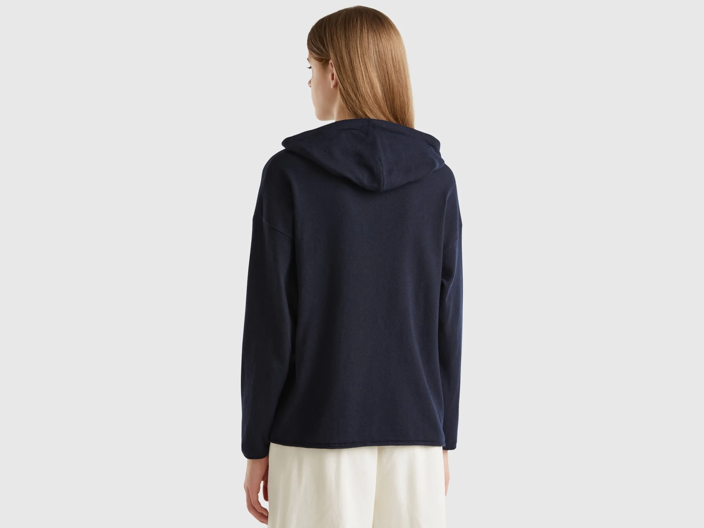 Dark blue sweater in cashmere blend with hood