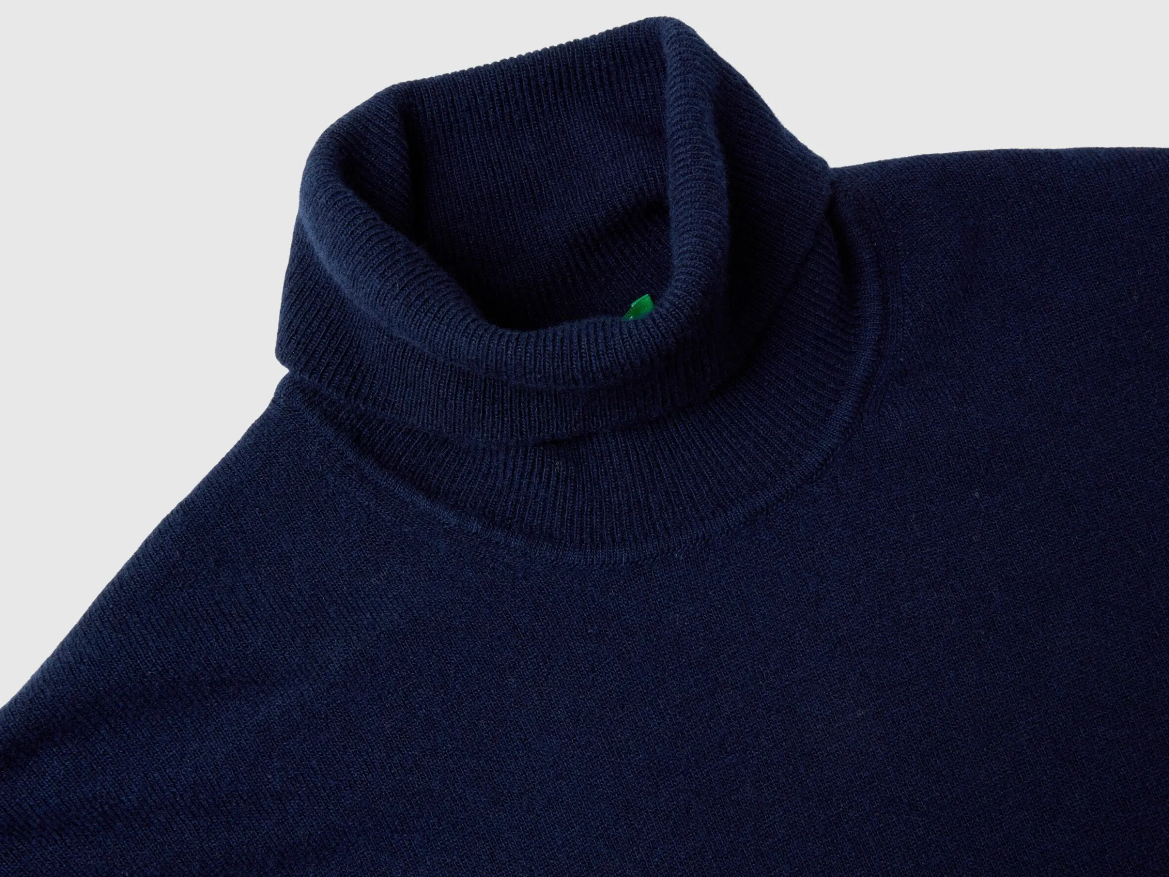 Dark blue turtleneck in pure Merino wool