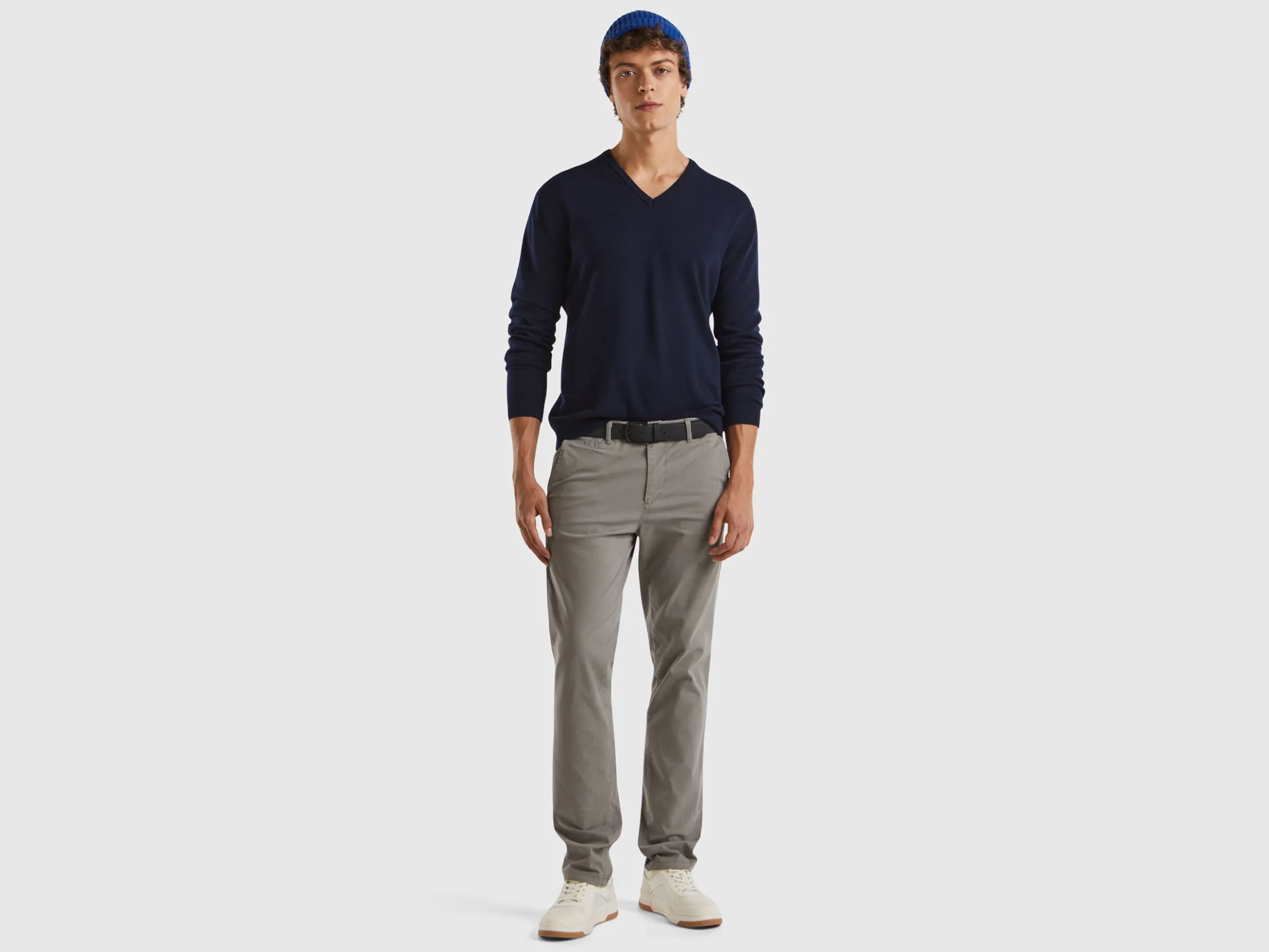 Dark blue V-neck sweater in pure Merino wool