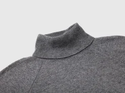Dark gray turtleneck in wool and cashmere blend
