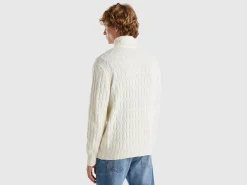 Diamond pattern turtleneck