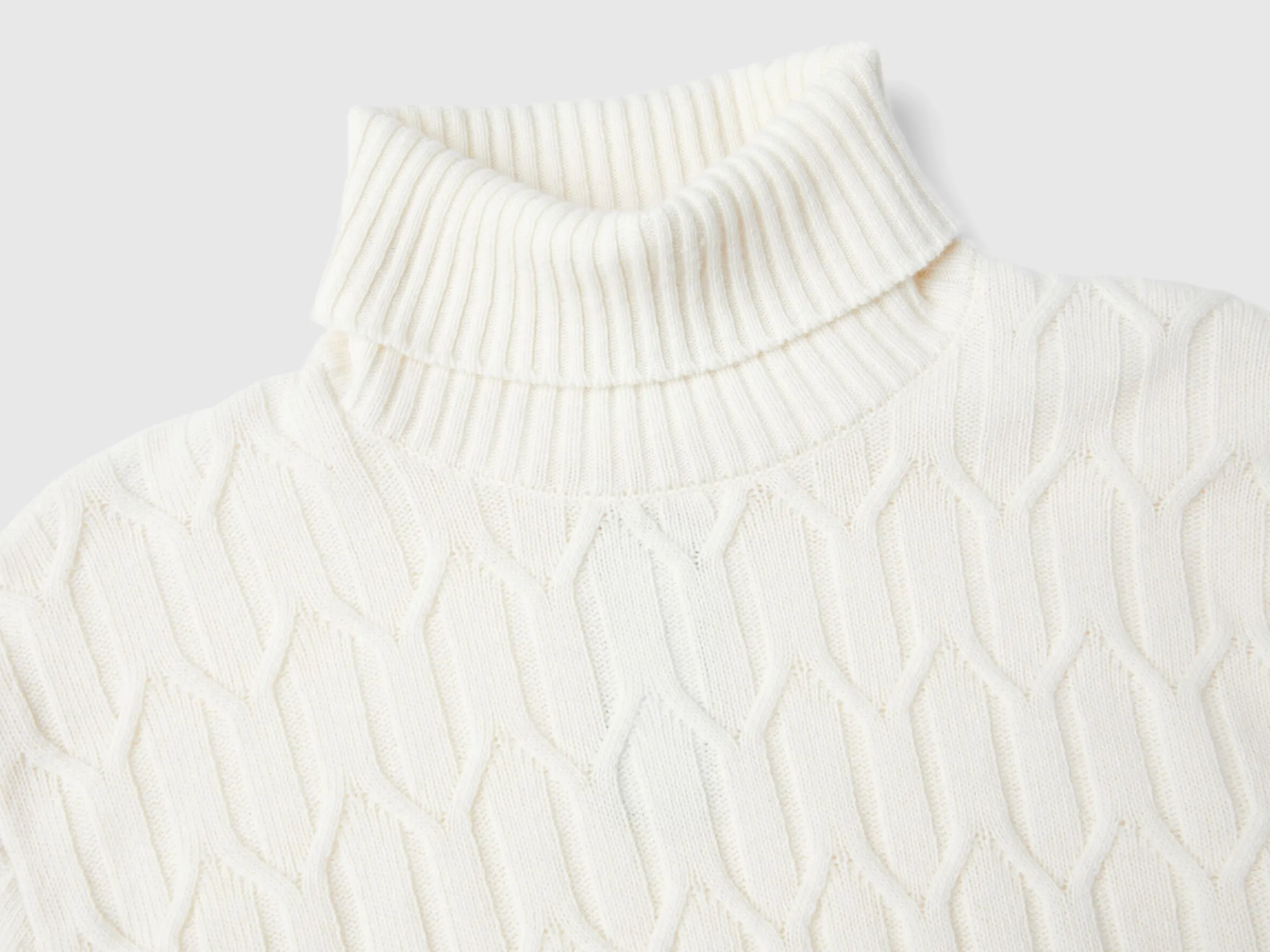 Diamond pattern turtleneck