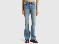 Flared jeans in recycled cotton blend