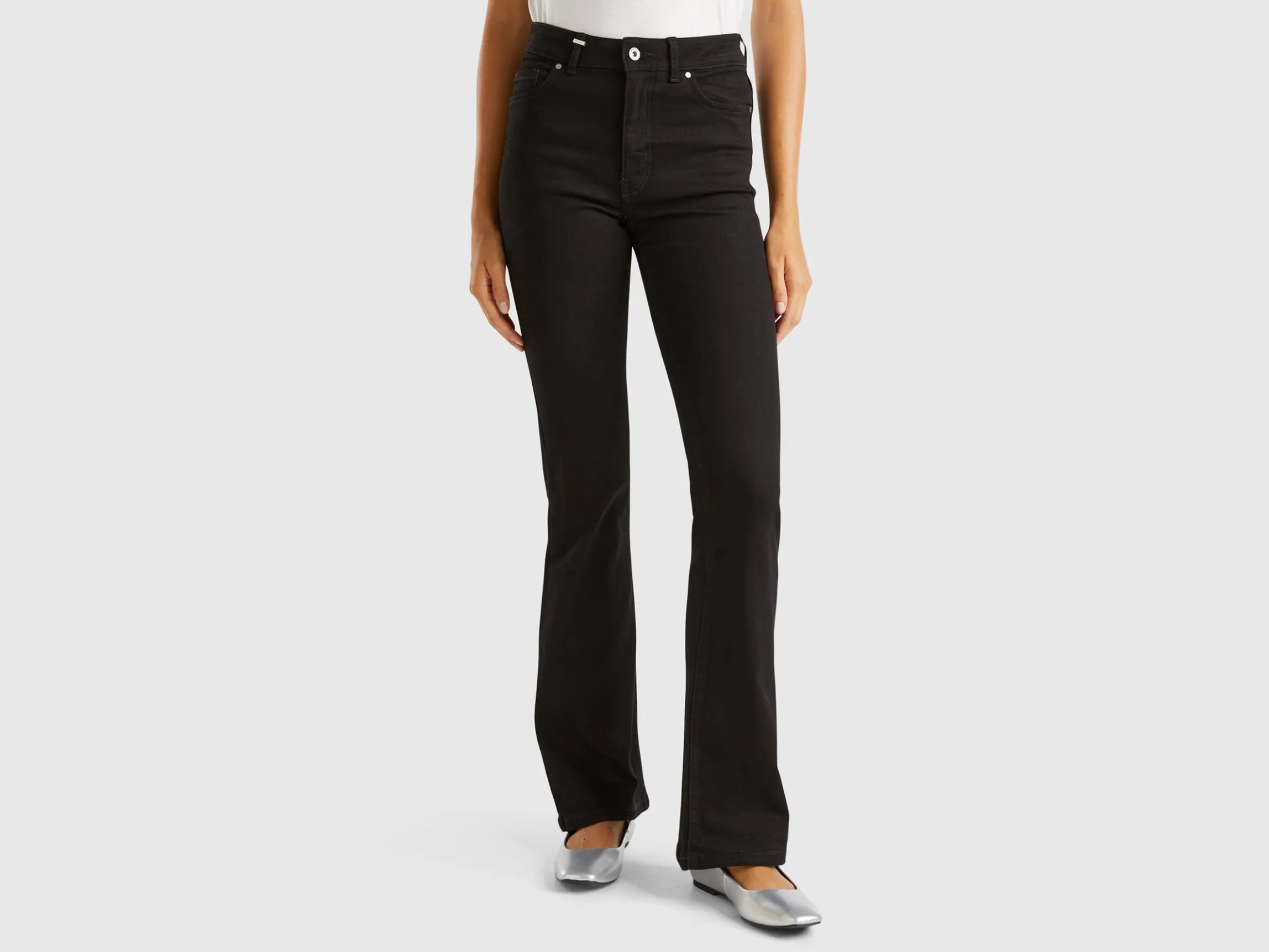 Flared jeans in recycled cotton blend