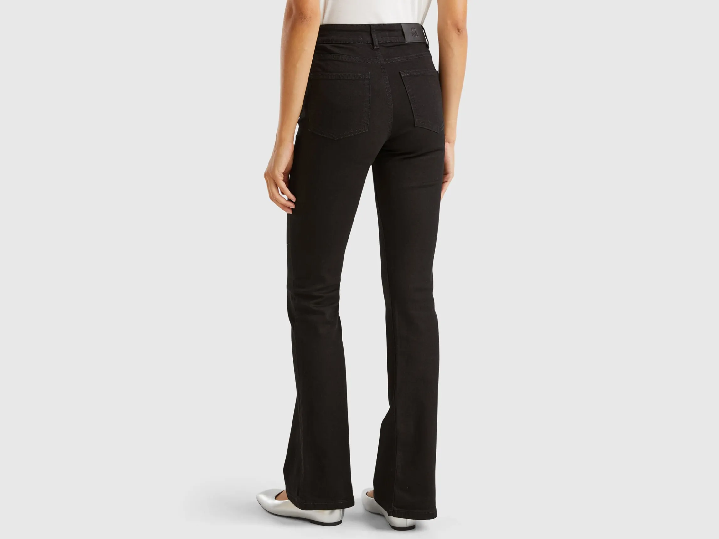 Flared jeans in recycled cotton blend