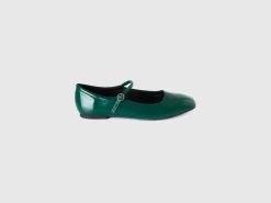 Flats with buckle