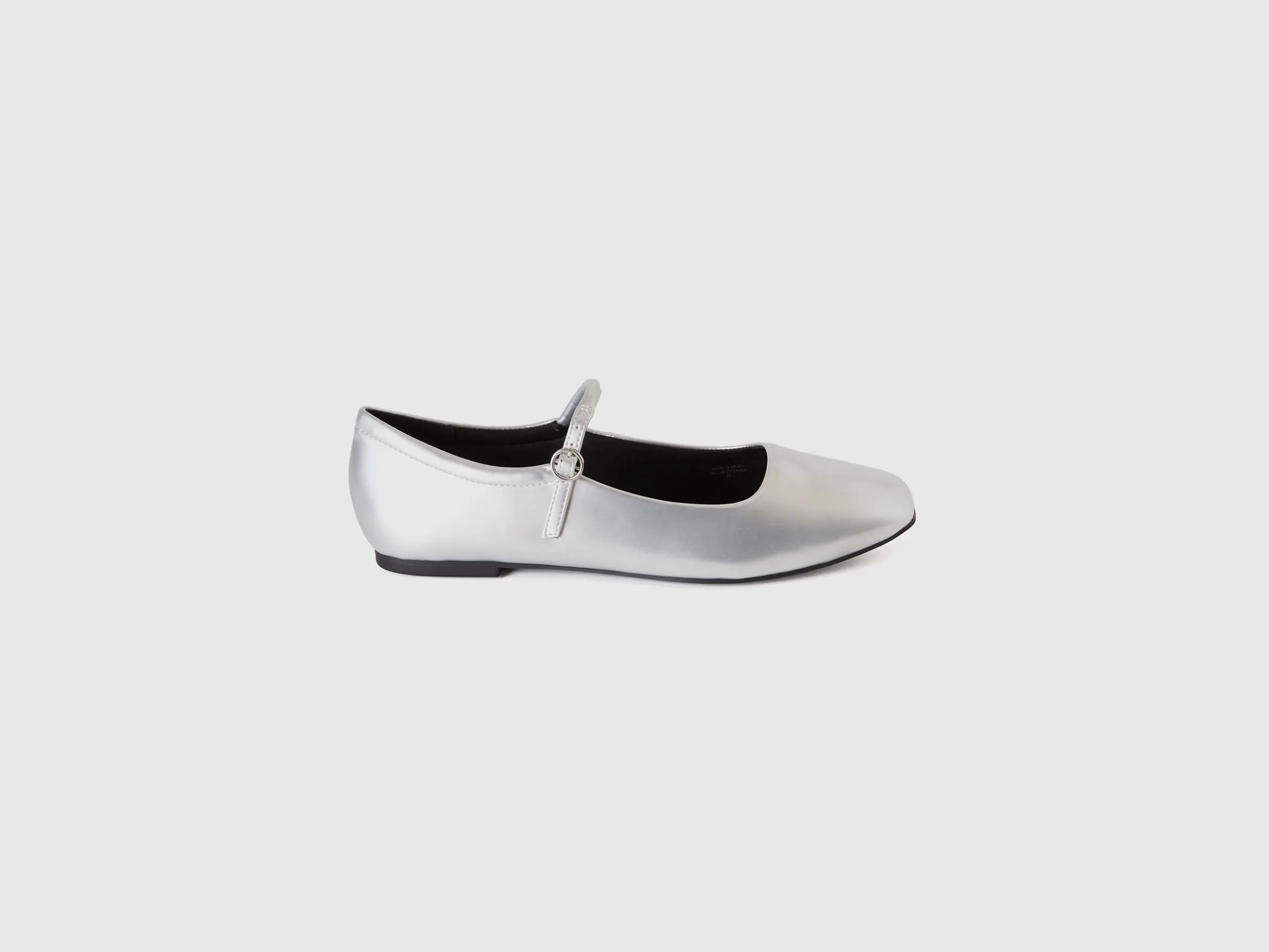 Flats with buckle