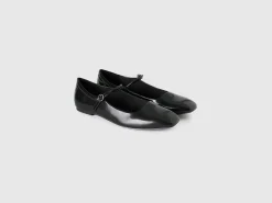 Flats with buckle