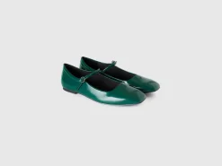 Flats with buckle