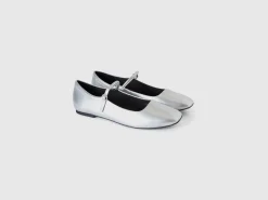 Flats with buckle