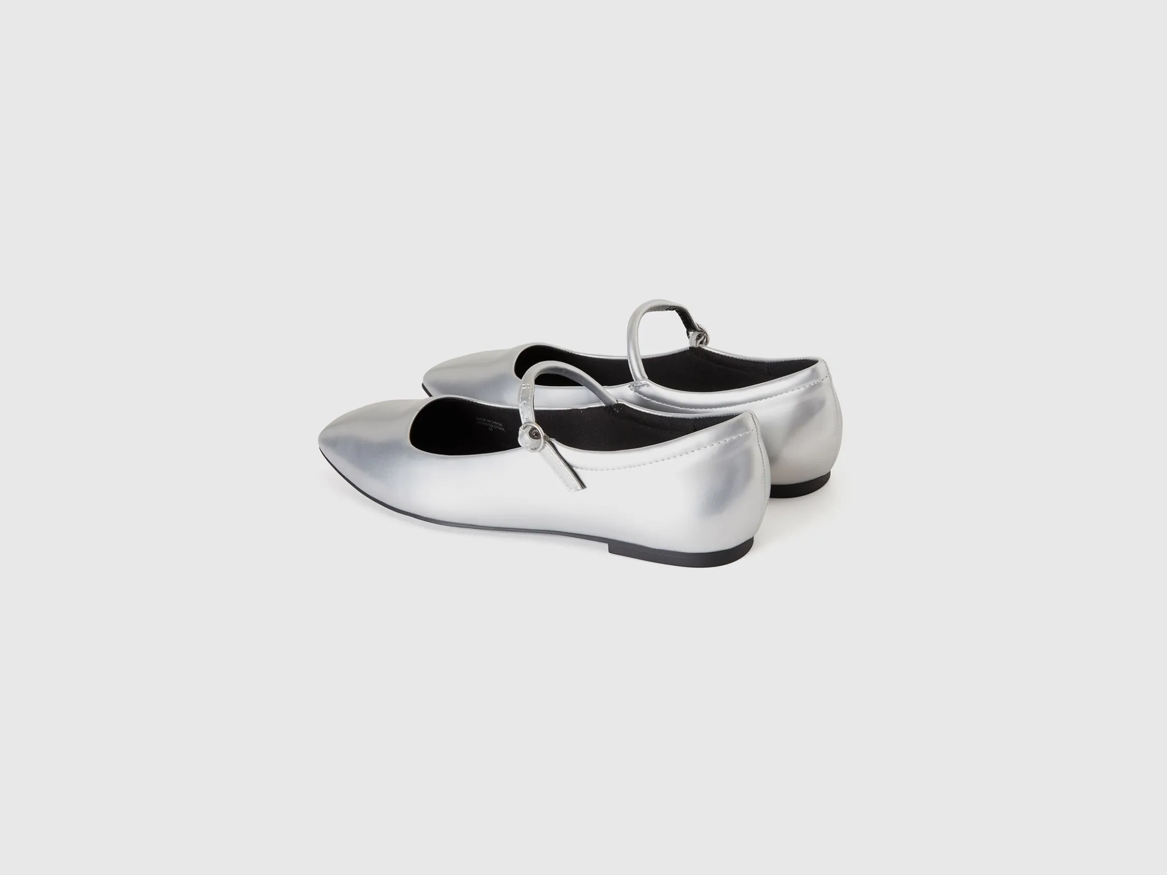 Flats with buckle