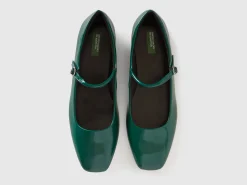 Flats with buckle