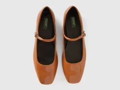 Flats with buckle