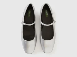 Flats with buckle