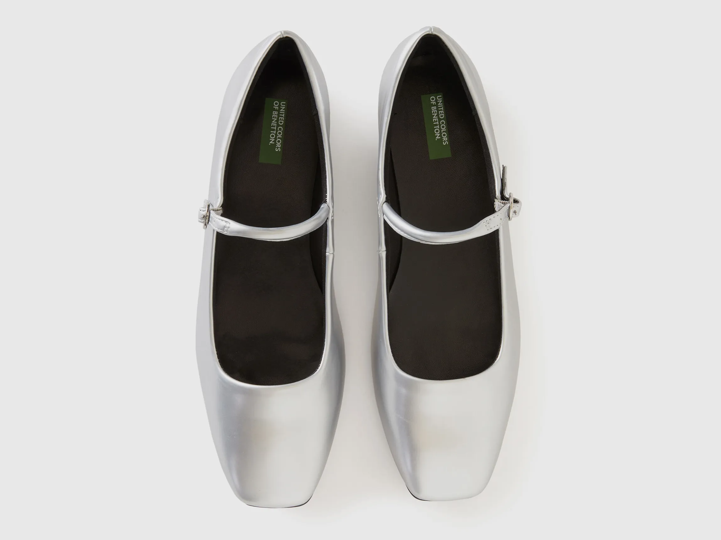 Flats with buckle
