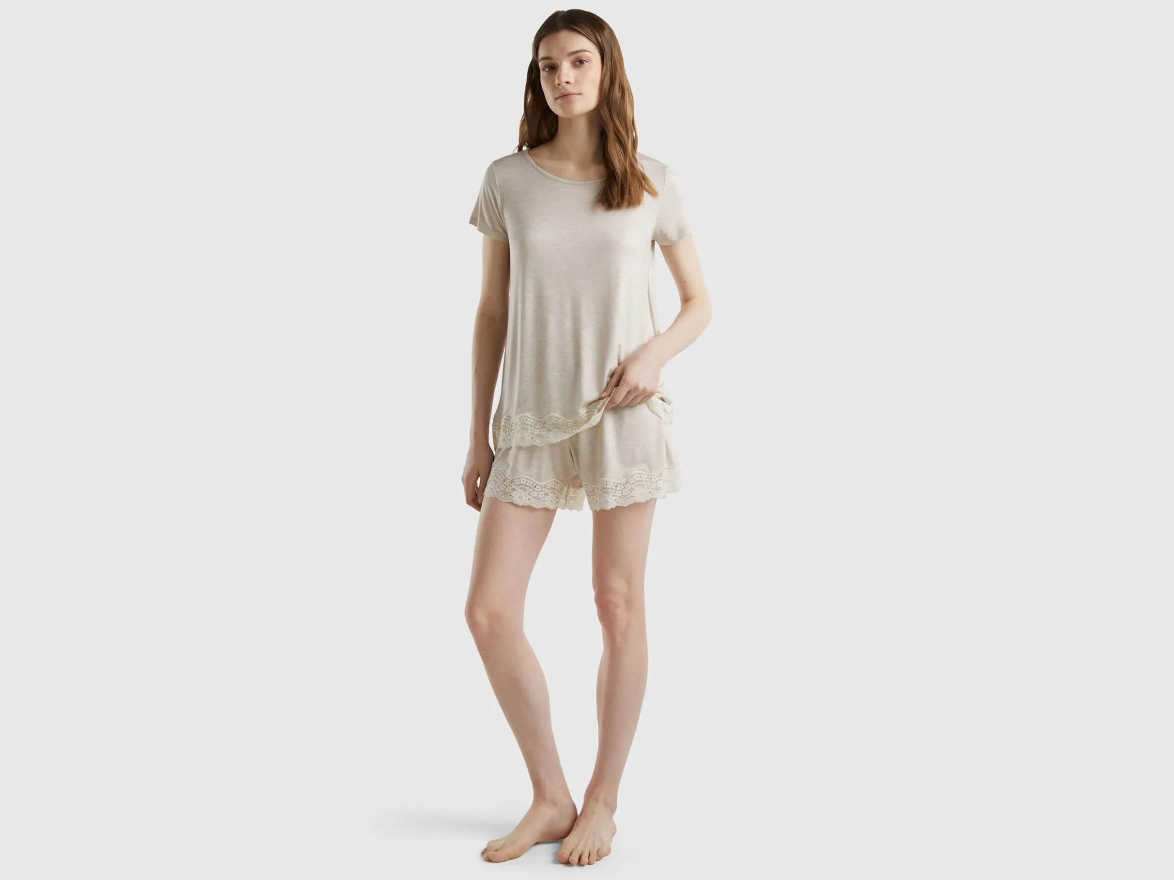 Flowy shorts with lace