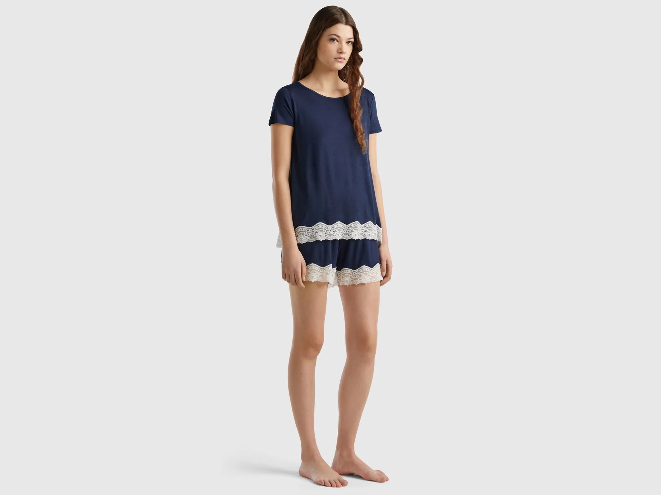 Flowy shorts with lace