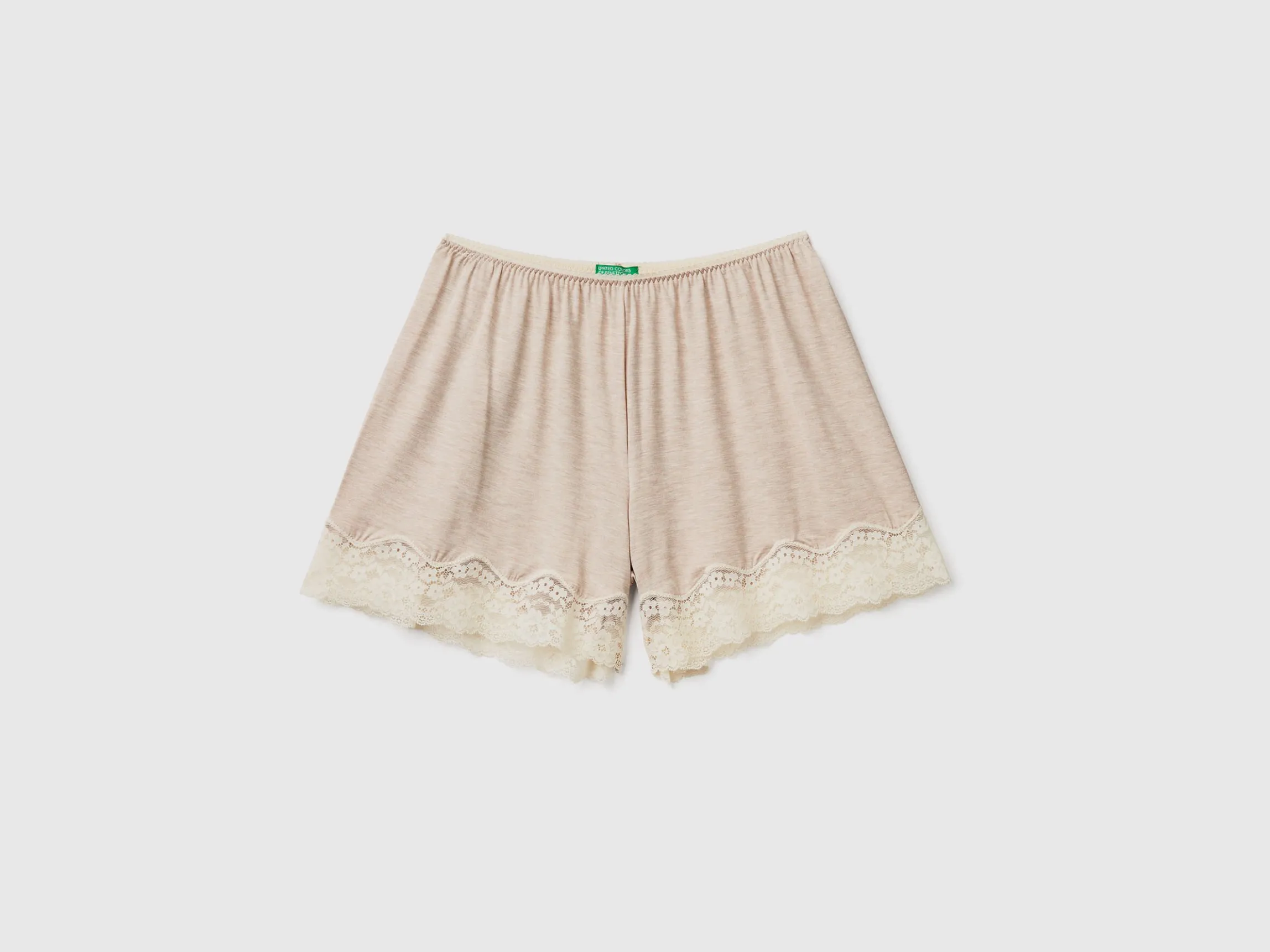 Flowy shorts with lace