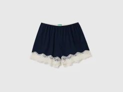 Flowy shorts with lace