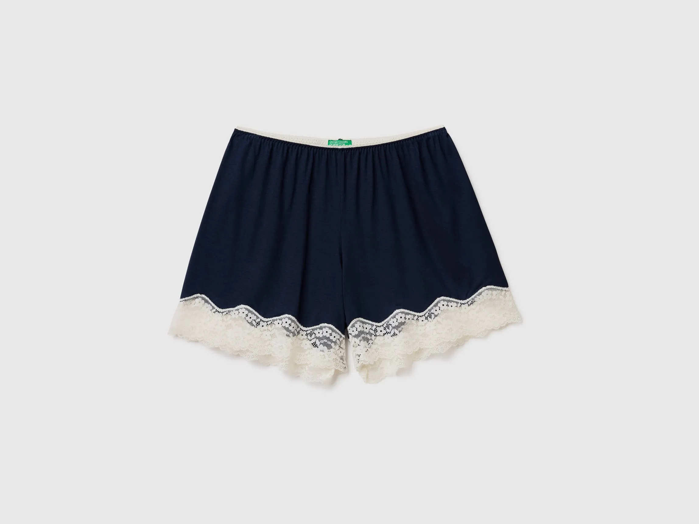 Flowy shorts with lace